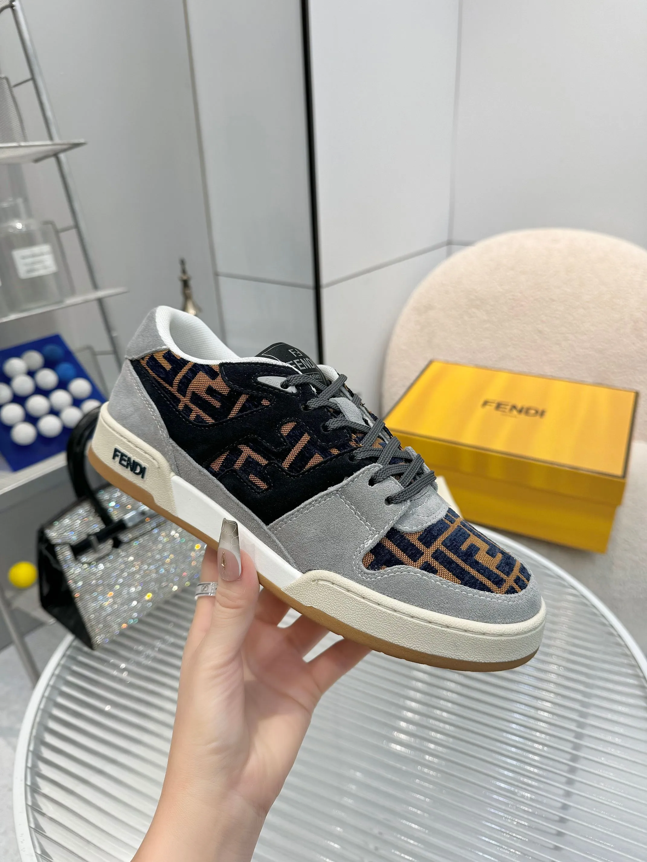 p620🐮🐮New❤Top super A version💯 Fendi Fendi 2025 New Year's King Explosive Style🔥 Many💑stars have the same style FD match. Original purchase for RMB14440. One to one replica. Designer Kim Jones's first sneaker fendi match and Donkey brand Trainer basketball sneakers, fresh blood injection and FF retro design It combines fashion and super comfort. [Wise] Whoever doesn’t grab it will regret it [There are many shoe uppers on the market with different color matching and cut corners in workmanship. The color matching and craftsmanship of my shoe upper are absolutely the same as the genuine products at the counter. Welcome to compare. Feet: Mesh injection molding pads 🎯 Soles: Please look for the original molded multi-color TPU outsole (❌ non-rubber sole) 🎯 Size: Female 35-41 Male 38-45 🎯 Packaging: Original 1:1 matching high-end packaging 🎁